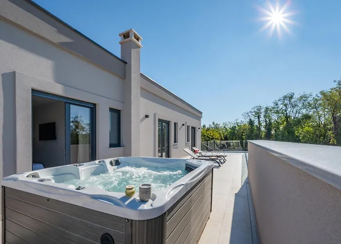 Kalea With Pool, And Jacuzzi Vila